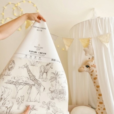 Papel de parede Safari Creme com ilustrações de animais da savana, crianças em quarto decorado
