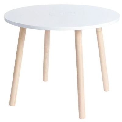 Mesa redonda branca com pernas de madeira clara