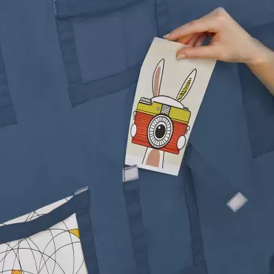 Ilustração de coelho com câmera em casaco azul