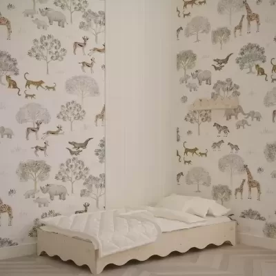 Quarto infantil com cama baixa de madeira clara e papel de parede com animais da savana africana.