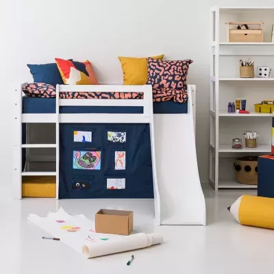 Cama infantil alta branca com escorrega e almofadas coloridas