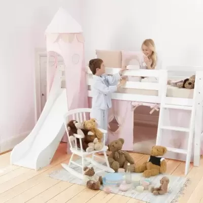 Cama alta infantil branca com escorrega e cortina rosa, crianças e ursos de pelúcia em quarto claro