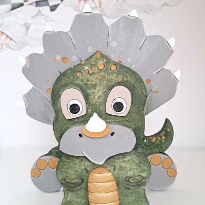 Figura decorativa de dinossauro tricératope em madeira colorida