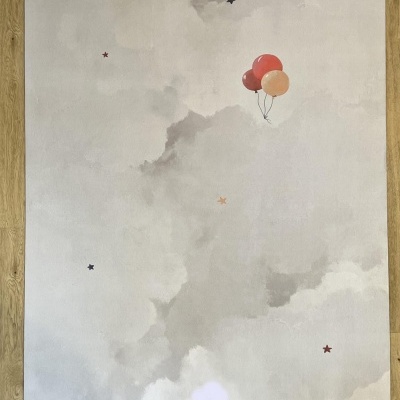 Tapete com padrão de nuvens, balões vermelhos e laranja, pequenas estrelas coloridas