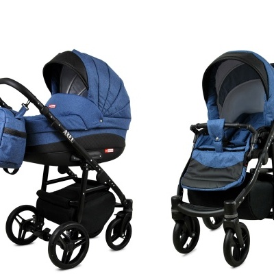 Carrinho de bebé azul com estrutura preta em dois modos de assento e saco azul no guiador.