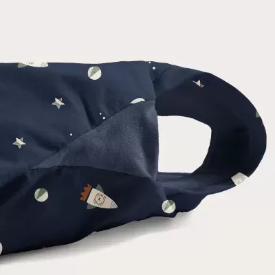 Capa azul escuro com padrão de foguetes, estrelas e planetas, com alça larga.