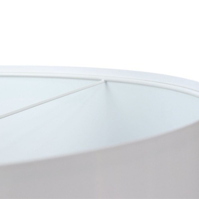 Detalhe de objeto branco com estrutura interna triangular.