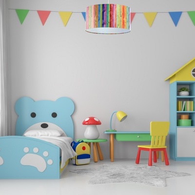 Quarto infantil com cama azul em forma de urso e móveis coloridos