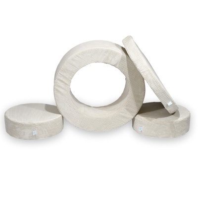 Conjunto de almofadas redondas bege com textura riscada.