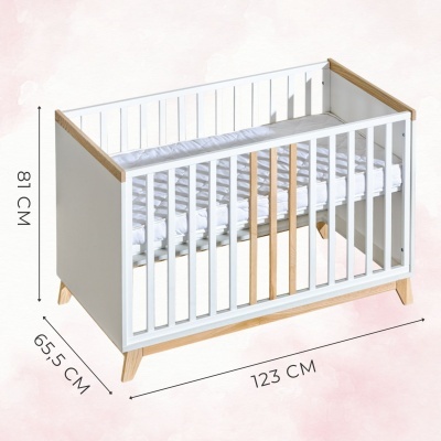 Berço de bebé branco com detalhes em madeira natural e colchão branco