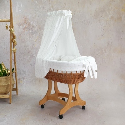 Berço moisés com dossel branco e estrutura de vime e madeira