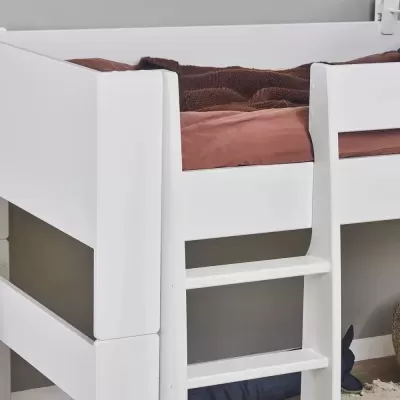 Beliche infantil branco com escadote e roupa de cama castanha