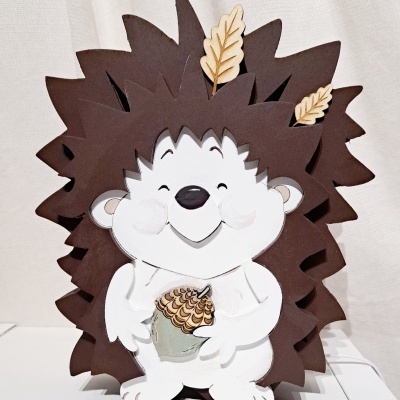 Figura de ouriço decorativa em madeira pintada com bolota e folhas