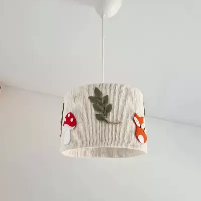 Luminária de teto com cúpula branca texturizada e aplicações de tecido colorido