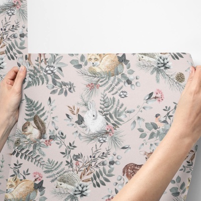 Tecido macio com padrão de animais da floresta e folhas em tons suaves