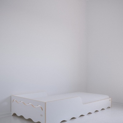 Cama infantil branca com detalhes ondulados em madeira em quarto minimalista
