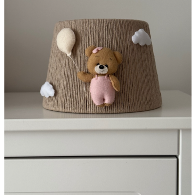 Abajur castanho com decoração de ursinho e nuvens