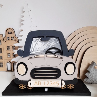 Figura decorativa de madeira em forma de carro cinzento com matrícula AB 12345