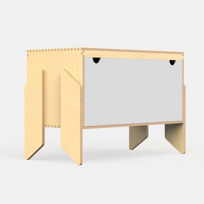 Banco de madeira clara com frente branca recortada