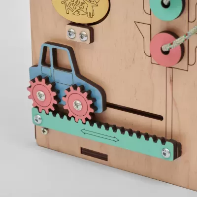Brinquedo educativo de madeira com veículo colorido e engrenagens