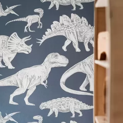 Papel de parede azul escuro com desenhos brancos de dinossauros variados