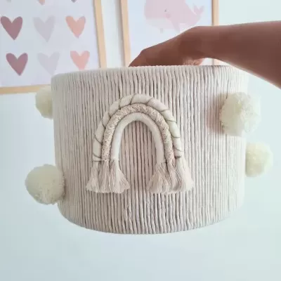 Cesta decorativa redonda creme com pompons e arco-íris bordado