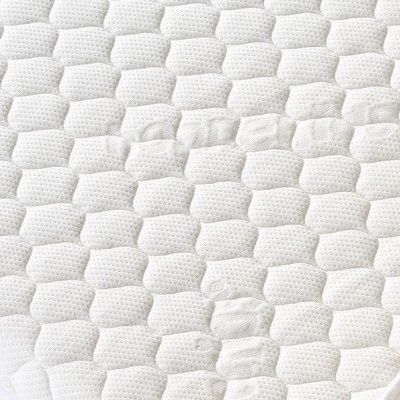 Tecido branco acolchoado com padrão de blocos retangulares em relevo