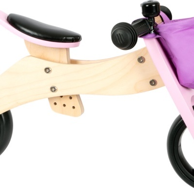 Triciclo de equilíbrio de madeira clara com rodas pretas e saco roxo