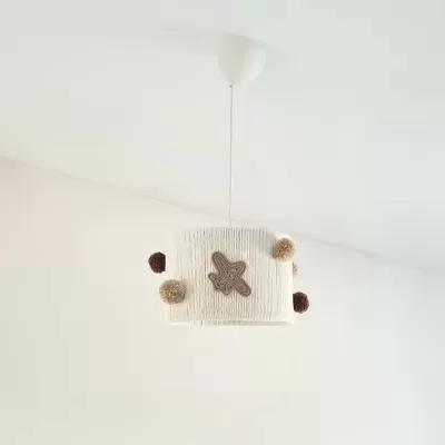 Candeeiro de tecto com abajur branco decorado com pompons castanhos e bege
