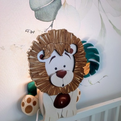 Luminária de parede infantil em forma de leão com madeira pintada e juba castanha