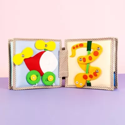 Livro de pano infantil com ilustrações em feltro de carrinho e cobra