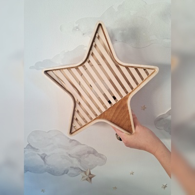 Tabuleiro estrela em madeira com padrão de riscas e secção madeira natural