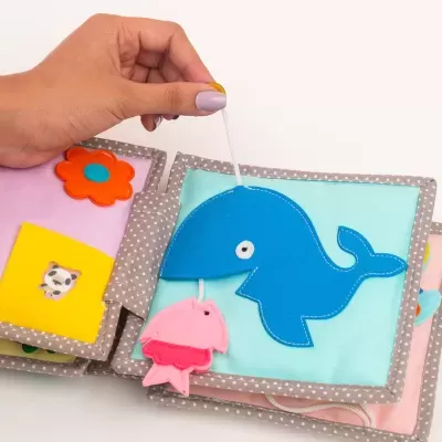 livro sensorial tecido baleia azul peixinho rosa