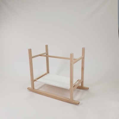 Estrutura de madeira clara com prateleira branca, sobre fundo branco