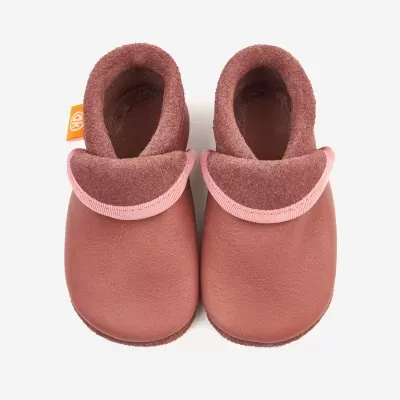 Sapatos de bebé castanhos em couro e tecido com selo laranja