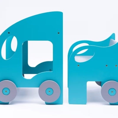 duas cadeiras azuis de madeira com rodízios cinzentos em fundo branco