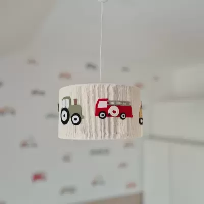 Candeeiro de tecto infantil com abajur branco com carrinhos coloridos