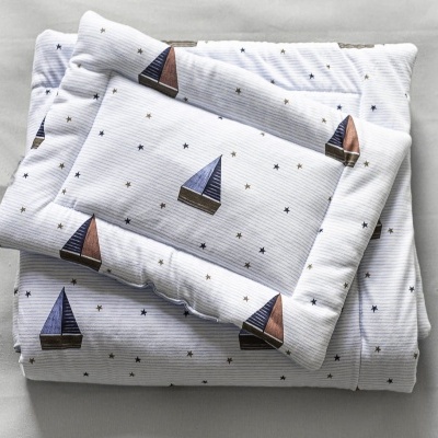 Conjunto de roupa de cama branca com padrão de barcos e estrelas
