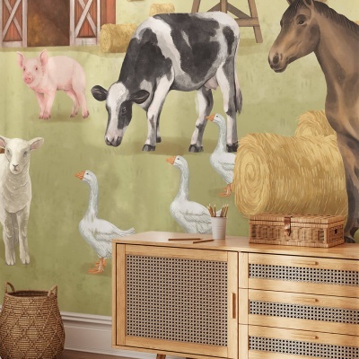 Parede com papel de parede de animais de quinta e móvel de madeira clara com cestos.