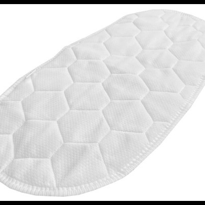 Tapete oval branco acolchoado com padrão hexagonal