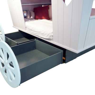 Cama infantil em forma de carruagem branca com rodas e compartimentos de arrumação