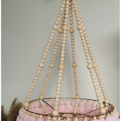 Chapéu decorativo suspenso com contas de madeira e franjas cor de rosa