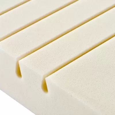 Espuma creme com cortes longitudinais