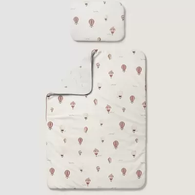 Roupa de cama branca com padrão de balões de ar quente em castanho e vermelho