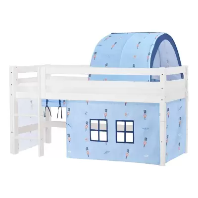 Cama infantil branca com tenda e saia azul clara com padrão de soldados