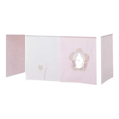 Três painéis de tecido rosa e branco com detalhes de flores e laços