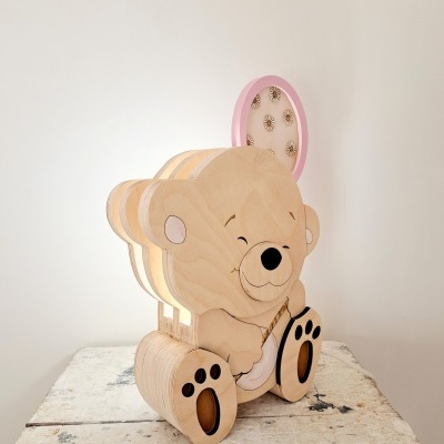 Abajur de urso sorridente em madeira com balão rosa decorativo