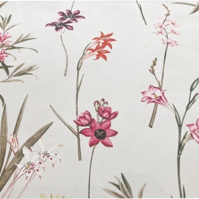 Padrão floral com flores rosa, vermelho e lilás com folhas verdes sobre fundo branco