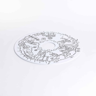 Prato branco com ilustrações de coelhos e natureza a preto.