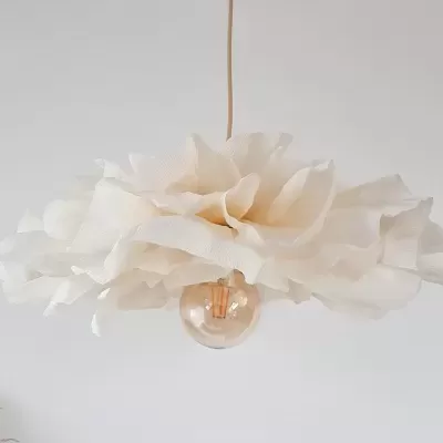 Luminária pendente com cúpula de tecido branco imitando pétalas e lâmpada visível